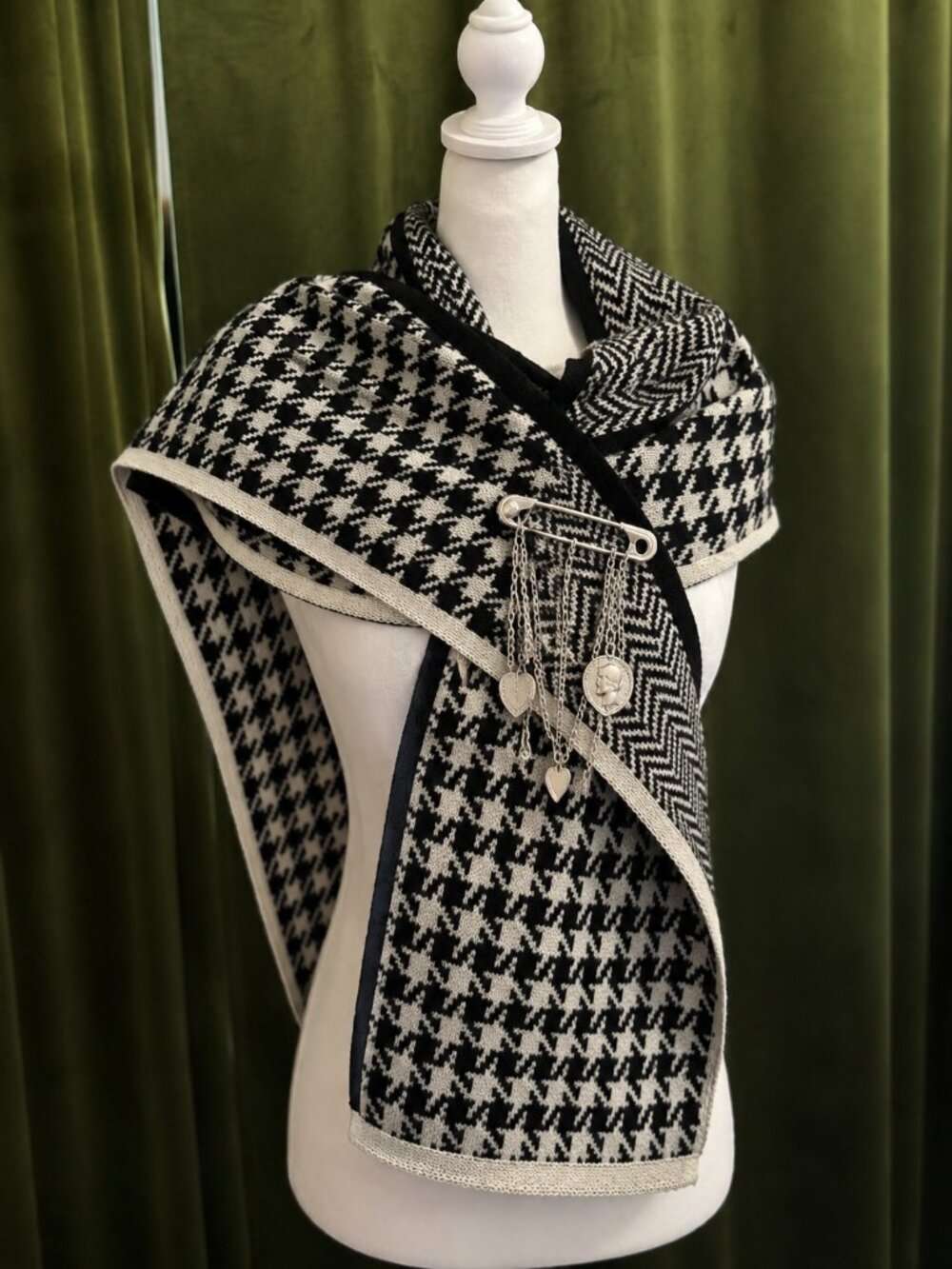 Unisex Black & White Knit Scarf – Herringbone & Houndstooth Pattern Winter Wrap